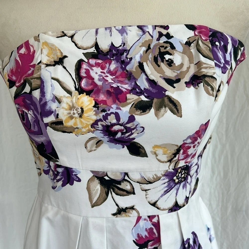 White House Black Market: White Strapless Dress w/ Floral Pattern: Size 0 - Picture 2 of 10